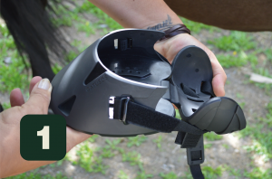 Abrir completamente el zapato, desabrochando los velcros laterales y soltando la cinta de agarre superior.