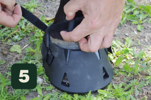 Pasar la cinta delantera de sujeción por delante de la cuartilla, ajustándola correctamente sin apretar demasiado. IMPORTANTE: No apretar la cinta superior al máximo.